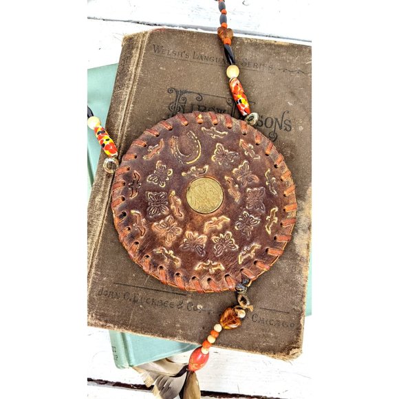 Vintage Indian tribal large round tooled leather coin pendant beaded feather nec - Picture 2 of 7